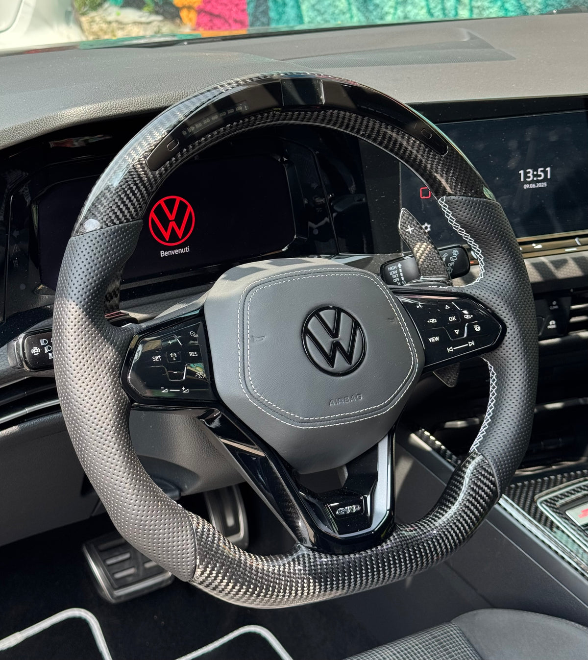 Volante Sportivo personalizzato per Volkswagen Golf 8 - 8.5 / Polo AW / T-Roc / Tiguan con Display LED e Carbonio (Configuralo)