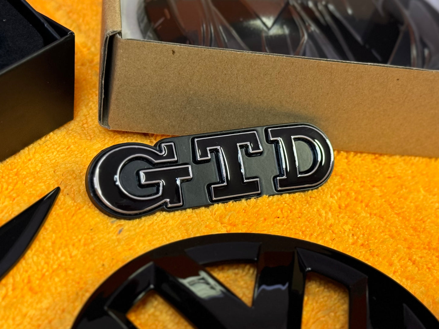 Badge Anteriore Scritta GTD GTI per VW Golf MK6 MK7 7.5 (vari colori)