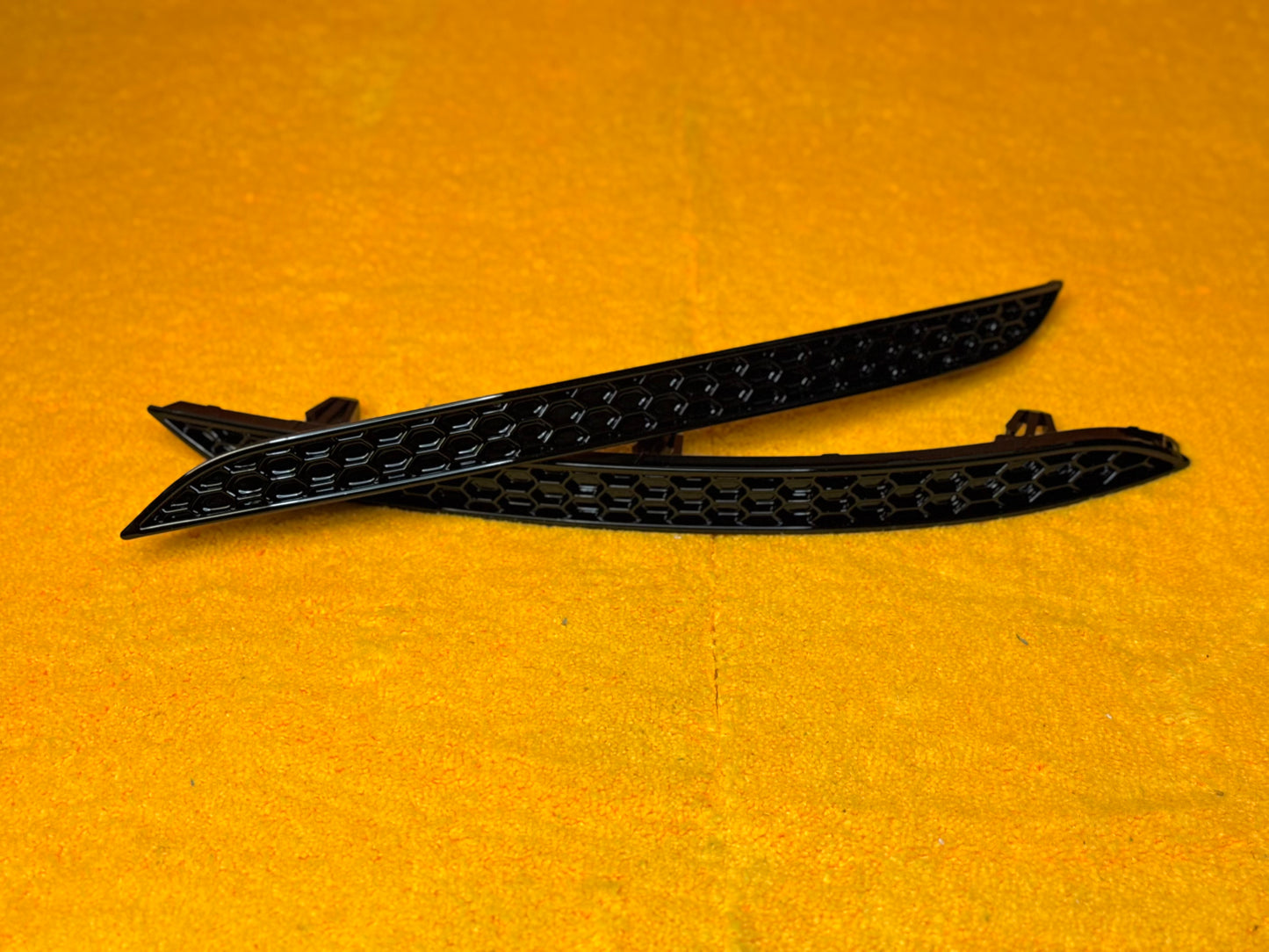Riflettori Posteriori a Nido d'ape Nero Lucido per VW Golf MK8