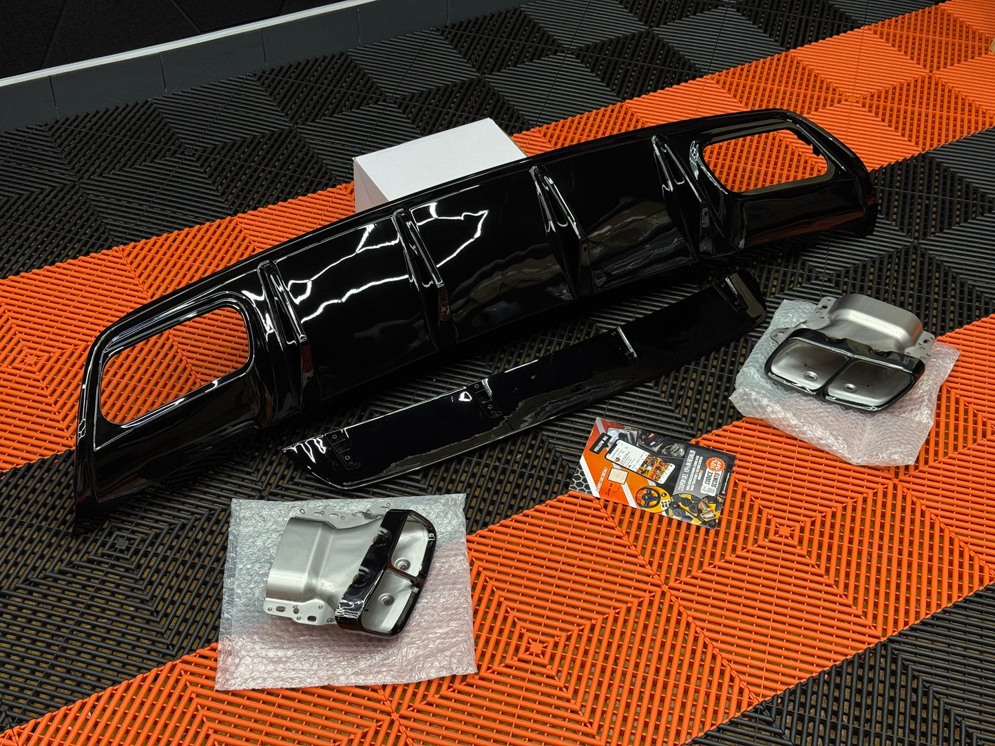 Diffusore Posteriore Stile AMG per Mercedes Classe A W176 (nero lucido)