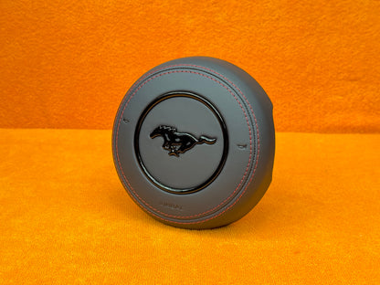 Cover Airbag Personalizzata Ford Mustang (2015–2023) – Pelle / Alcantara (Configuralo)