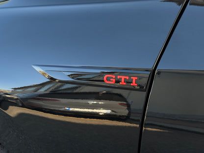 Badge Laterale Scritta GTD GTI per VW Golf MK8 Polo AW1 (vari colori)