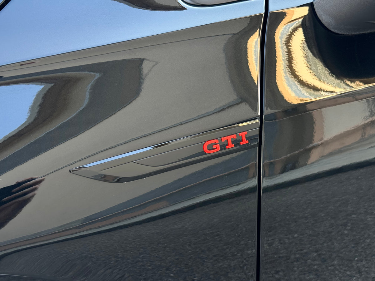 Badge Laterale Scritta GTD GTI per VW Golf MK8 Polo AW1 (vari colori)