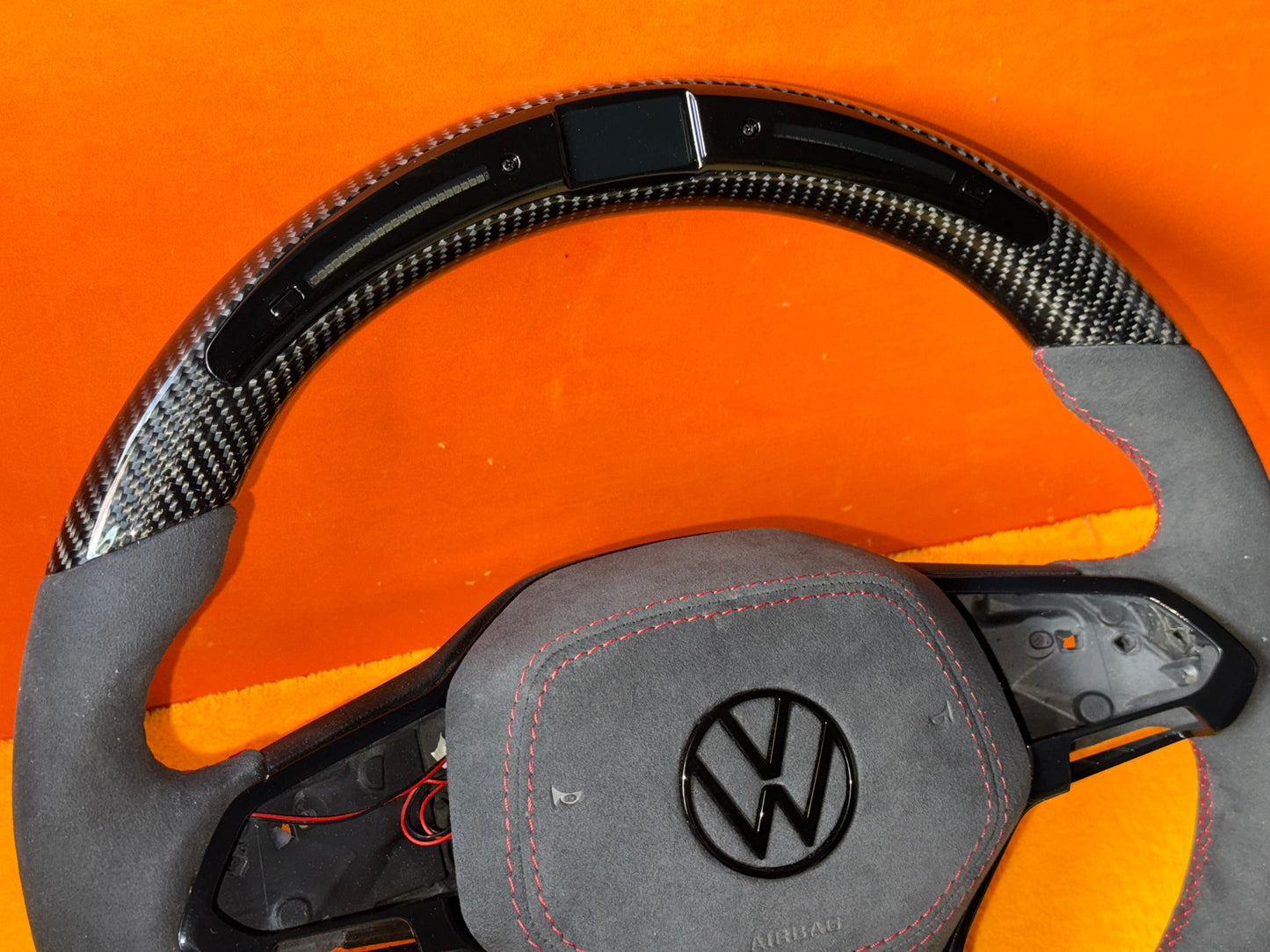 Volante personalizzato con LED di cambiata per Volkswagen Golf MK8 8.5