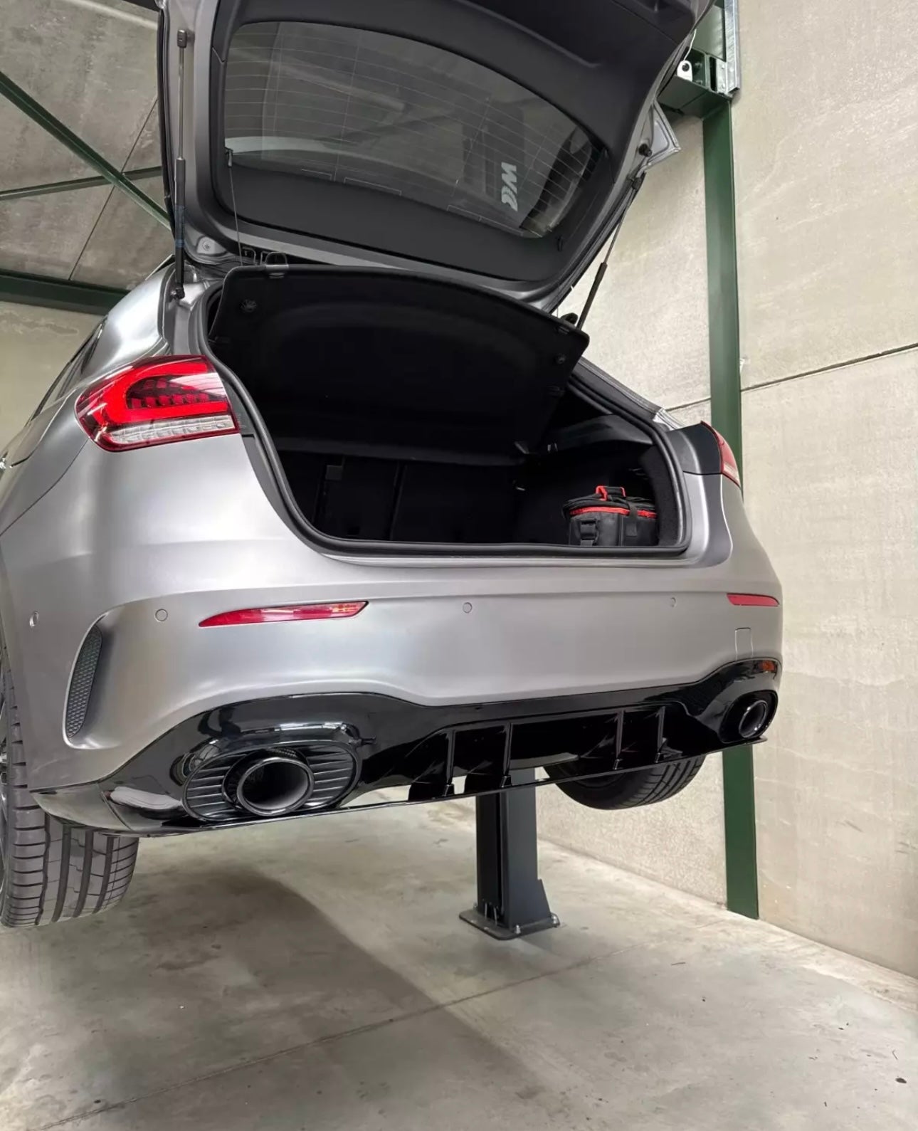 Diffusore Posteriore Stile A35 AMG per Mercedes Classe A W177 (nero lucido)