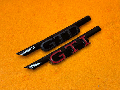 Badge Anteriore Scritta GTD GTI per VW Golf MK8 (Vari colori)