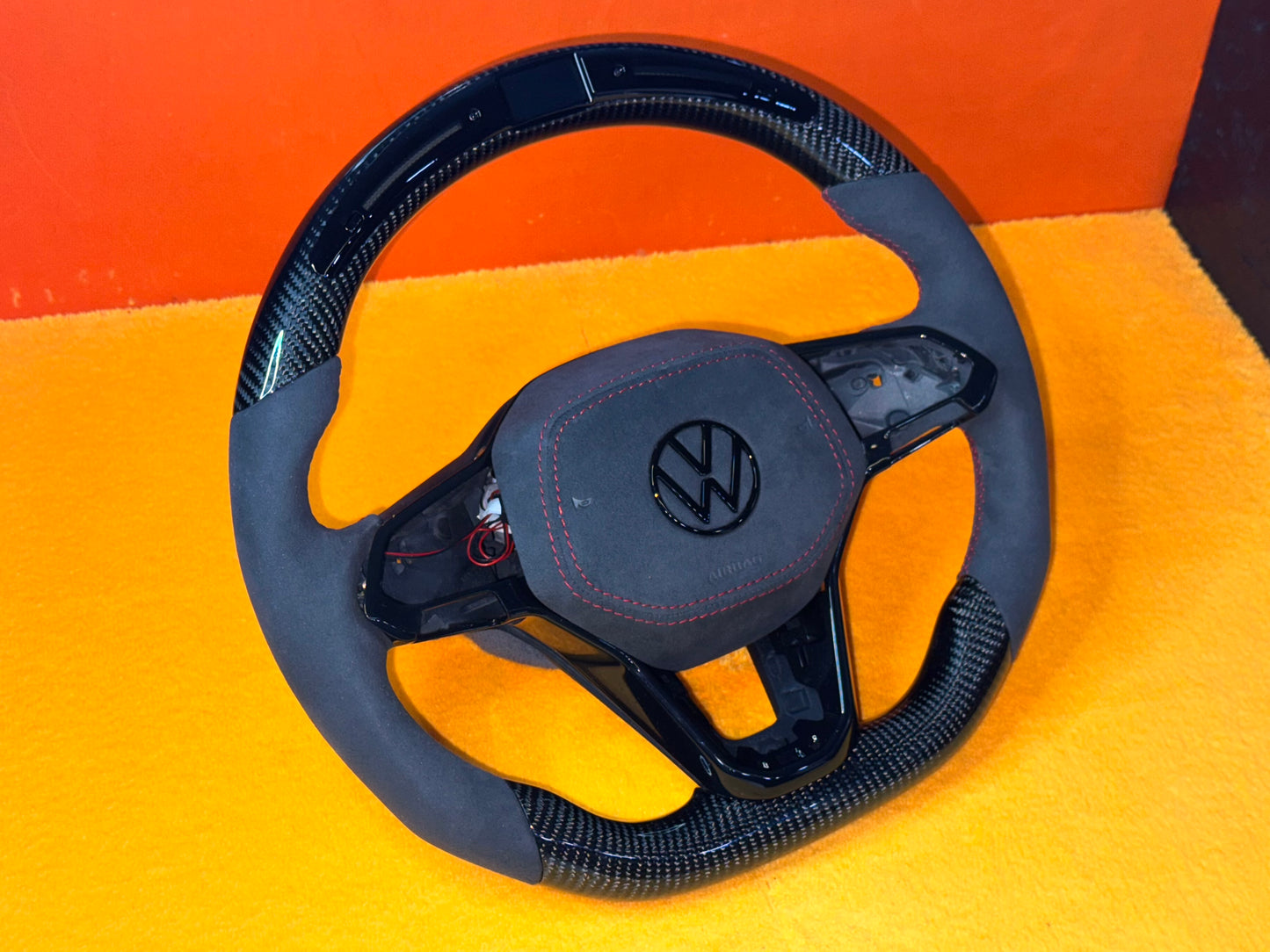Volante personalizzato con LED di cambiata per Volkswagen Golf MK8 8.5