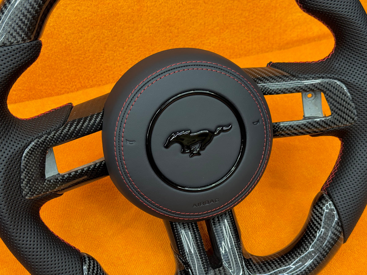 Volante sportivo personalizzato per Ford Mustang (2015–2023) – Vera Fibra di Carbonio (Configuralo)