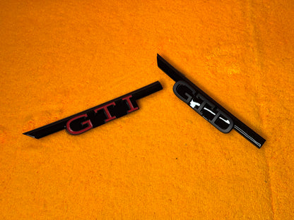 Badge Anteriore Scritta GTD GTI per VW Golf MK8 (Vari colori)