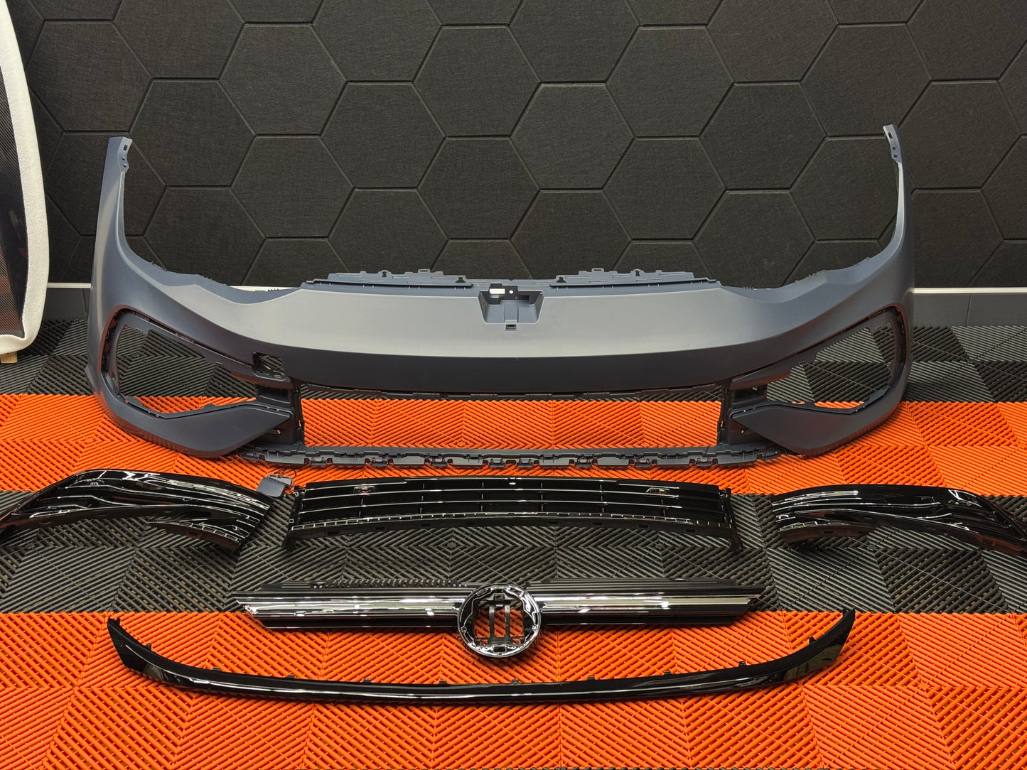 Paraurti anteriore R Look per VW Golf MK8 (2020-2023)