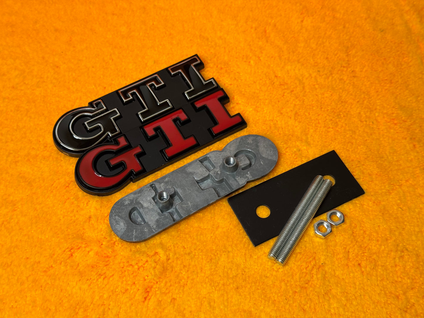 Badge Anteriore Scritta GTD GTI per VW Golf MK6 MK7 7.5 (vari colori)