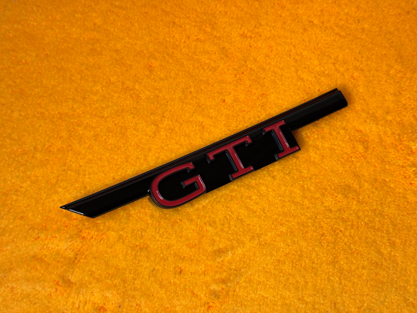 Badge Anteriore Scritta GTD GTI per VW Golf MK8 (Vari colori)