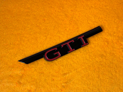 Badge Anteriore Scritta GTD GTI per VW Golf MK8 (Vari colori)
