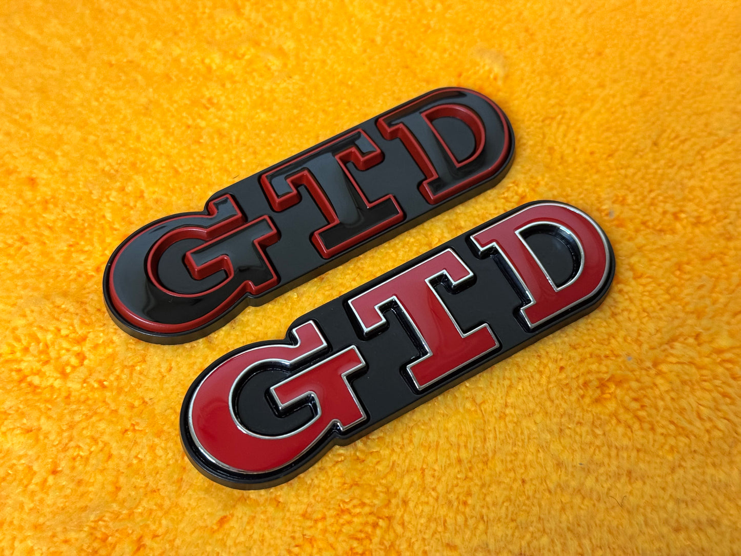 Badge Anteriore Scritta GTD GTI per VW Golf MK6 MK7 7.5 (vari colori)