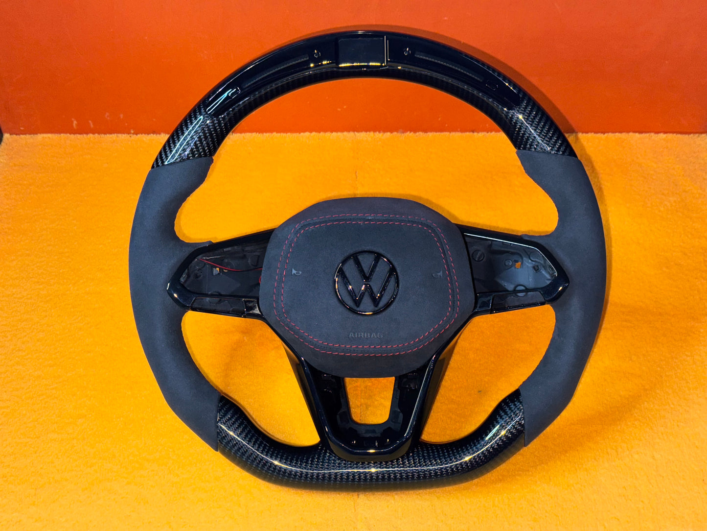 Volante personalizzato con LED di cambiata per Volkswagen Golf MK8 8.5