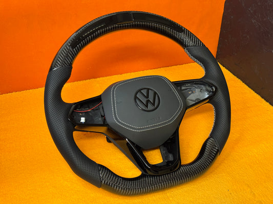 Volante personalizzato con LED di cambiata per Volkswagen Golf MK8 8.5