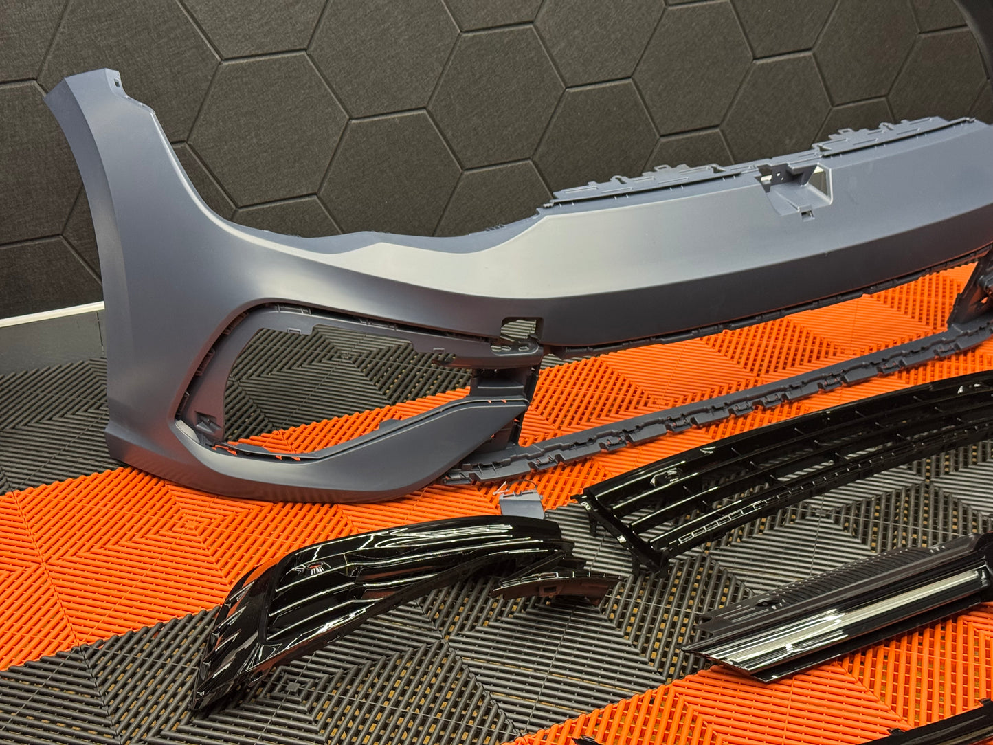 Paraurti anteriore R Look per VW Golf MK8 (2020-2023)