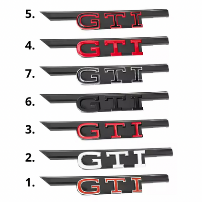 Badge Anteriore Scritta GTD GTI per VW Golf MK8 (Vari colori)