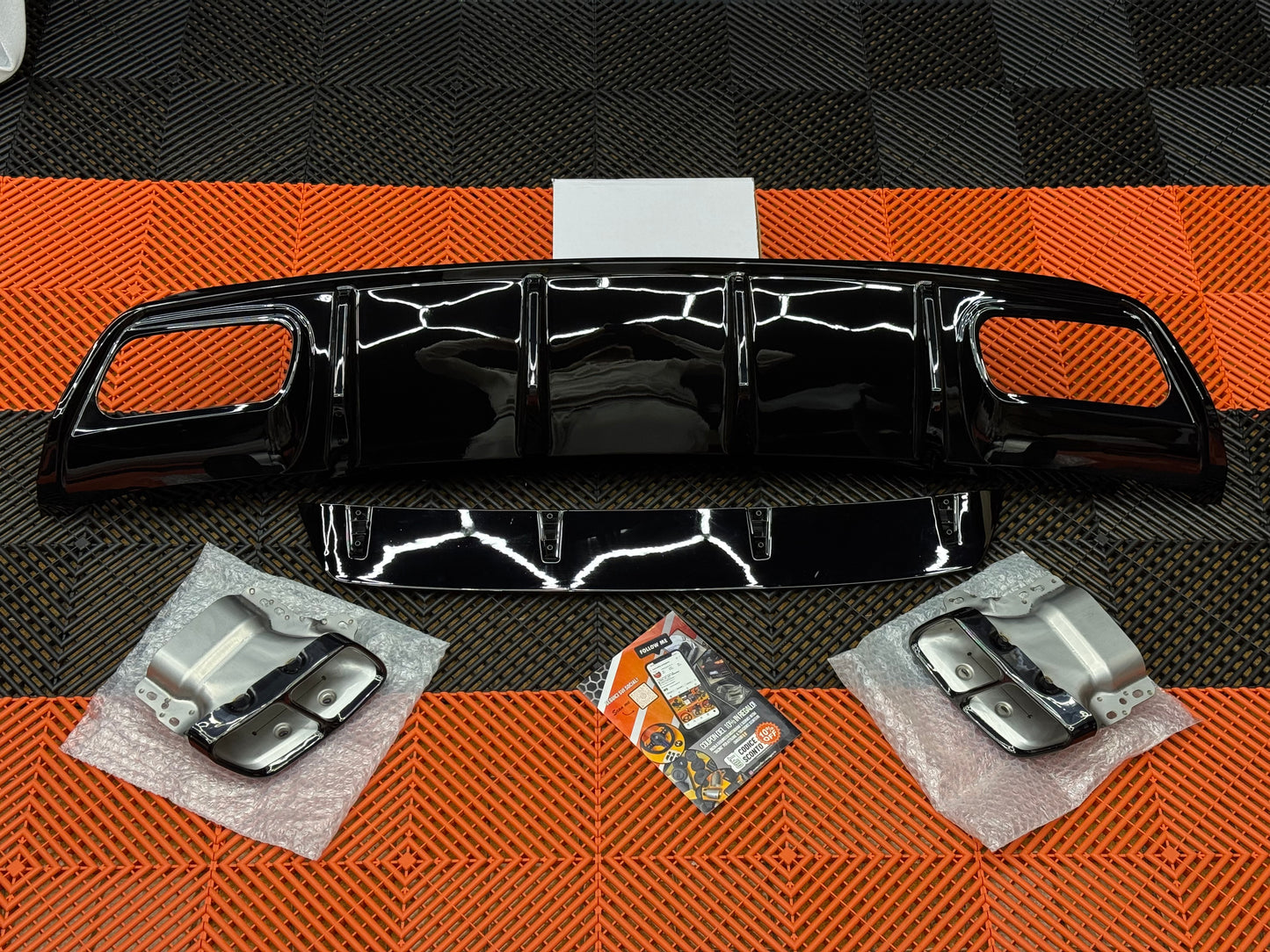 Diffusore Posteriore Stile AMG per Mercedes Classe A W176 (nero lucido)