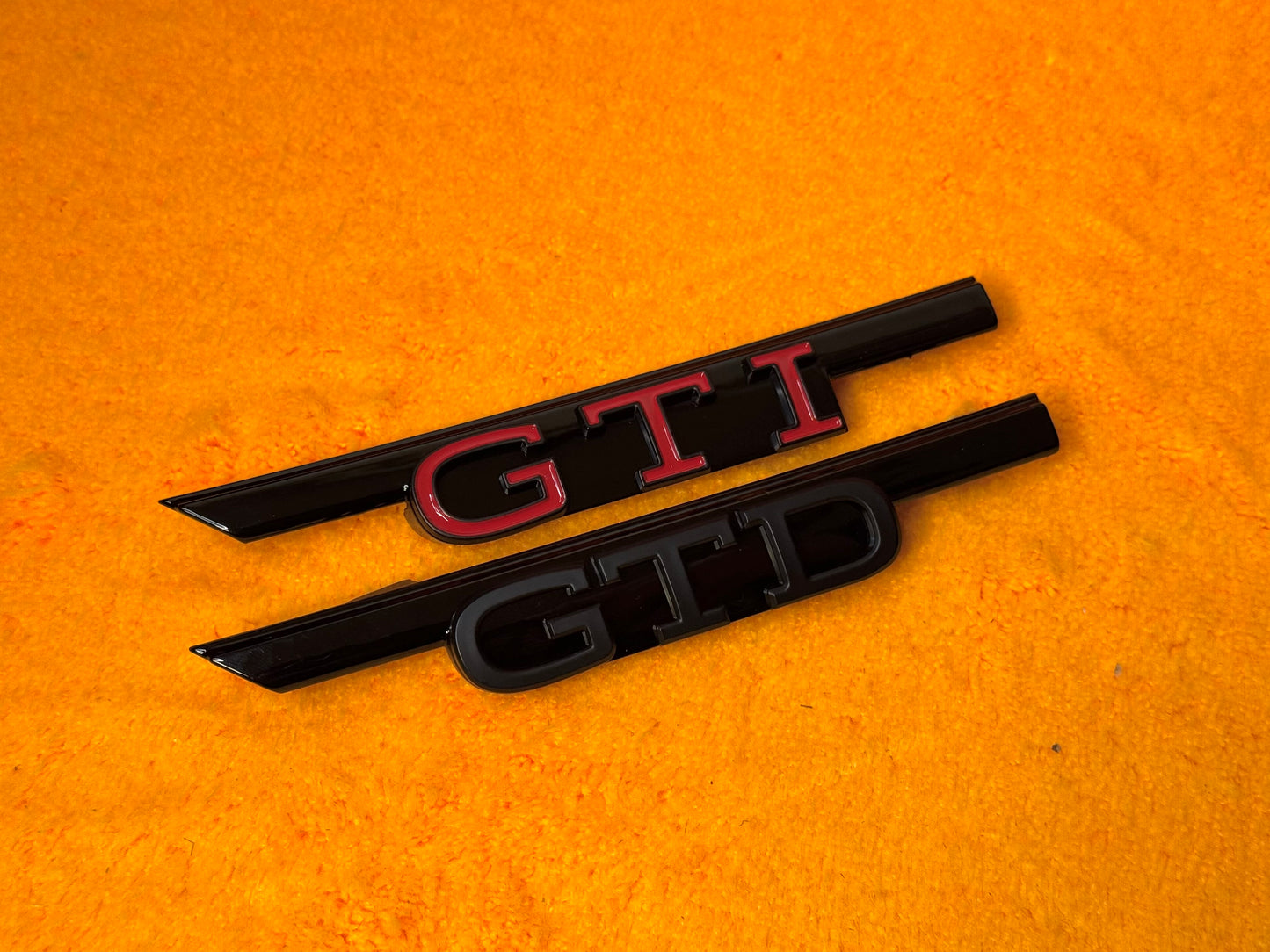 Badge Anteriore Scritta GTD GTI per VW Golf MK8 (Vari colori)