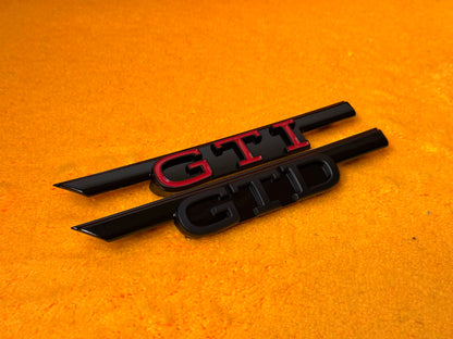 Badge Anteriore Scritta GTD GTI per VW Golf MK8 (Vari colori)