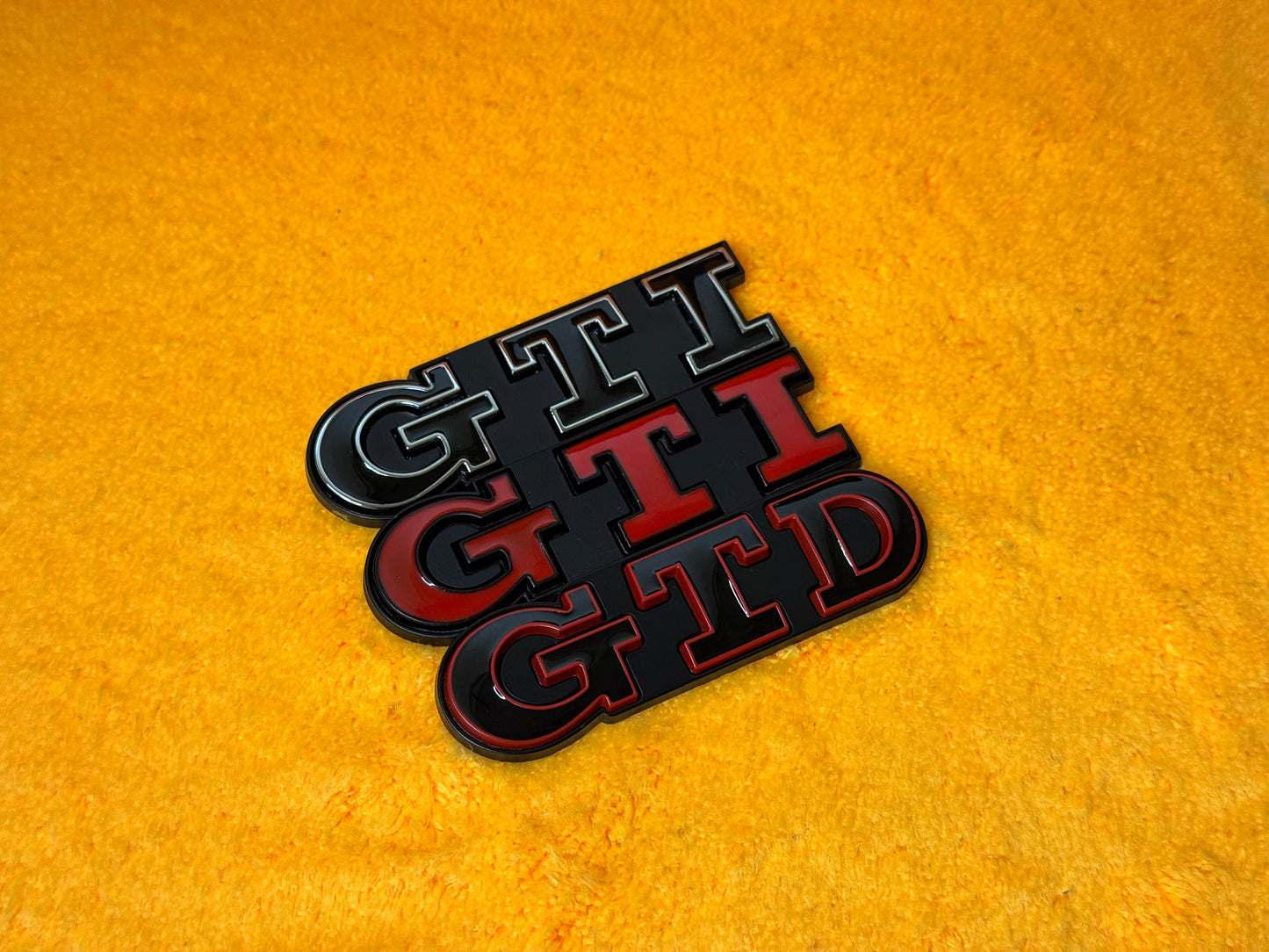 Badge Anteriore Scritta GTD GTI per VW Golf MK6 MK7 7.5 (vari colori)