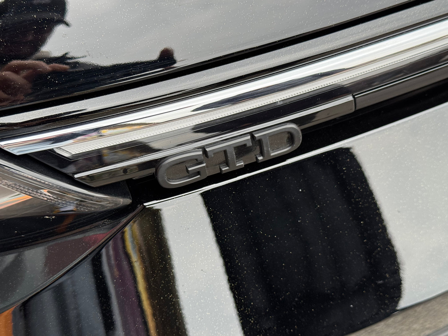 Badge Anteriore Scritta GTD GTI per VW Golf MK8 (Vari colori)