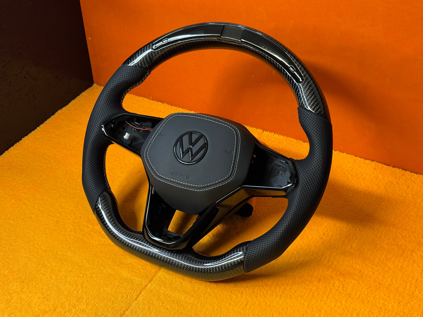 Volante personalizzato con LED di cambiata per Volkswagen Golf MK8 8.5
