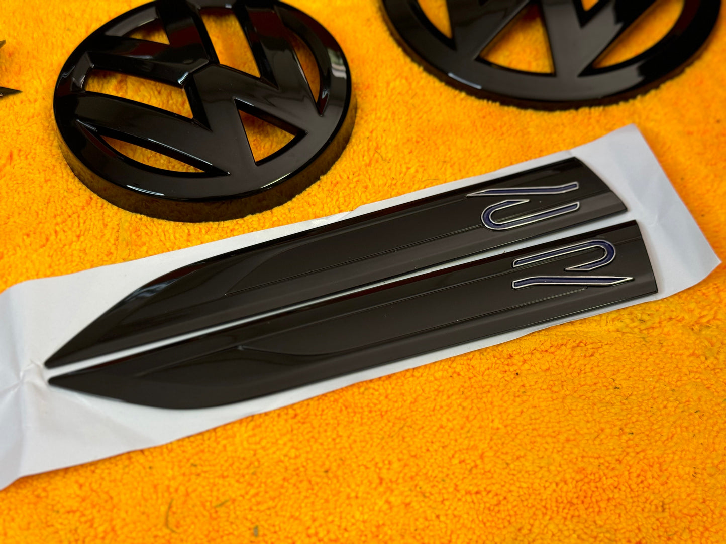 Badge Laterale Scritta R per VW Golf MK8 Polo AW1 (vari colori)