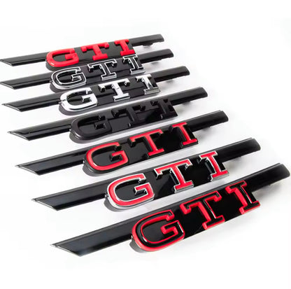 Badge Anteriore Scritta GTD GTI per VW Golf MK8 (Vari colori)