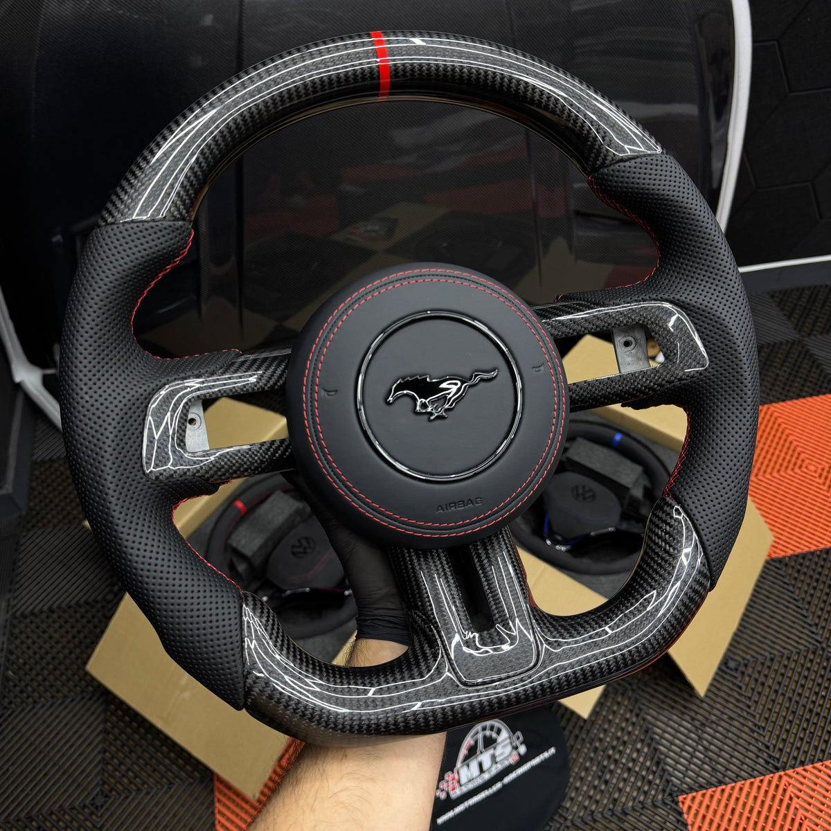 Volante sportivo personalizzato per Ford Mustang (2015–2023) – Vera Fibra di Carbonio (Configuralo)