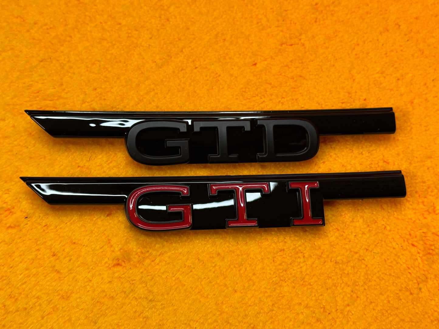 Badge Anteriore Scritta GTD GTI per VW Golf MK8 (Vari colori)