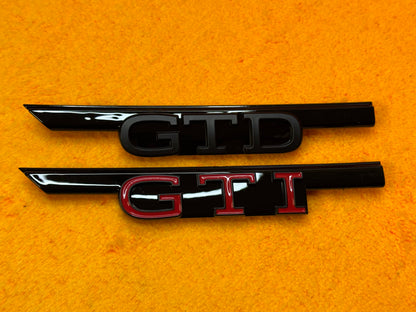 Badge Anteriore Scritta GTD GTI per VW Golf MK8 (Vari colori)