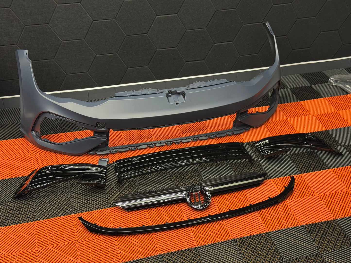 Paraurti anteriore R Look per VW Golf MK8 (2020-2023)