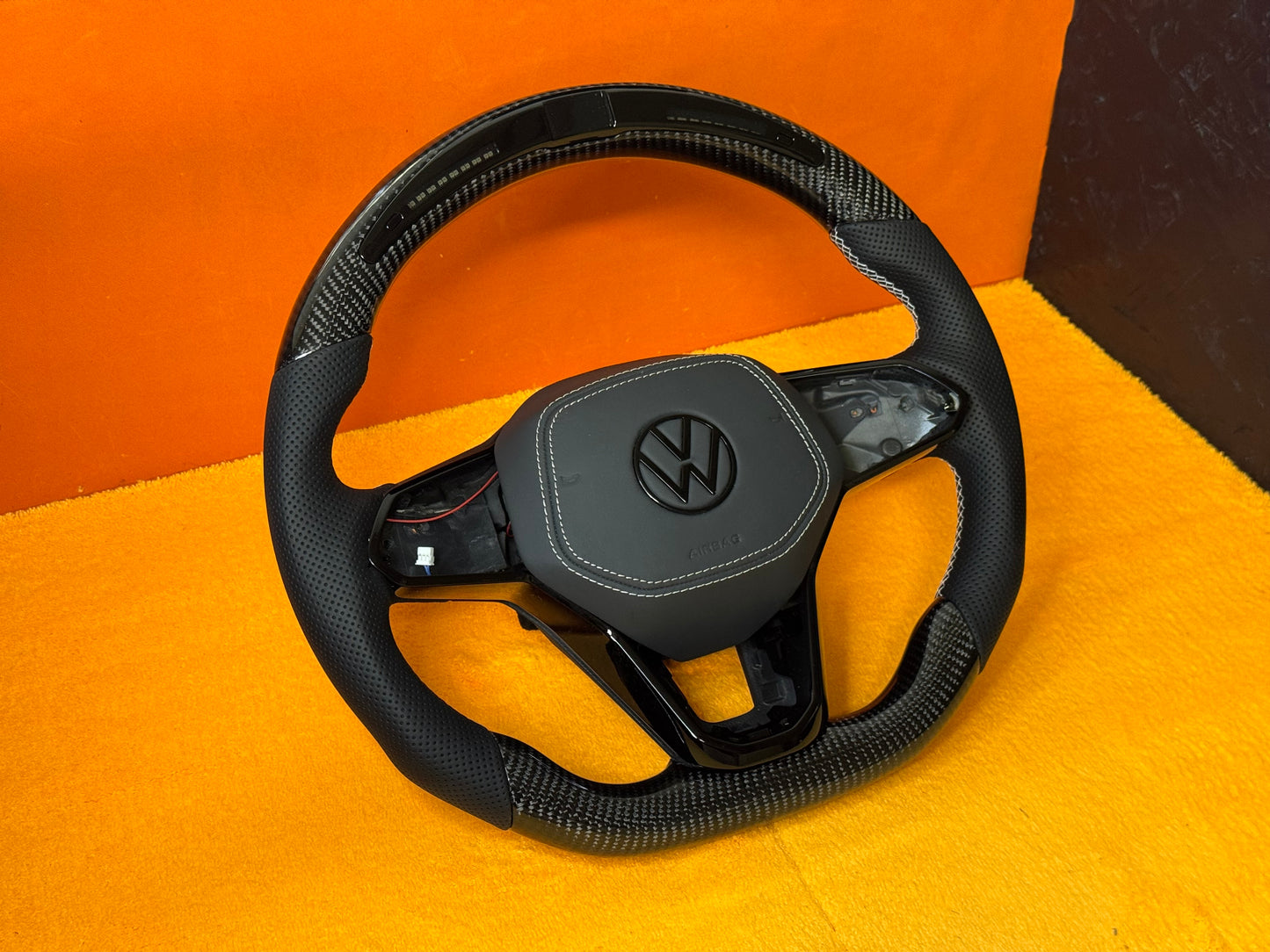 Volante personalizzato con LED di cambiata per Volkswagen Golf MK8 8.5