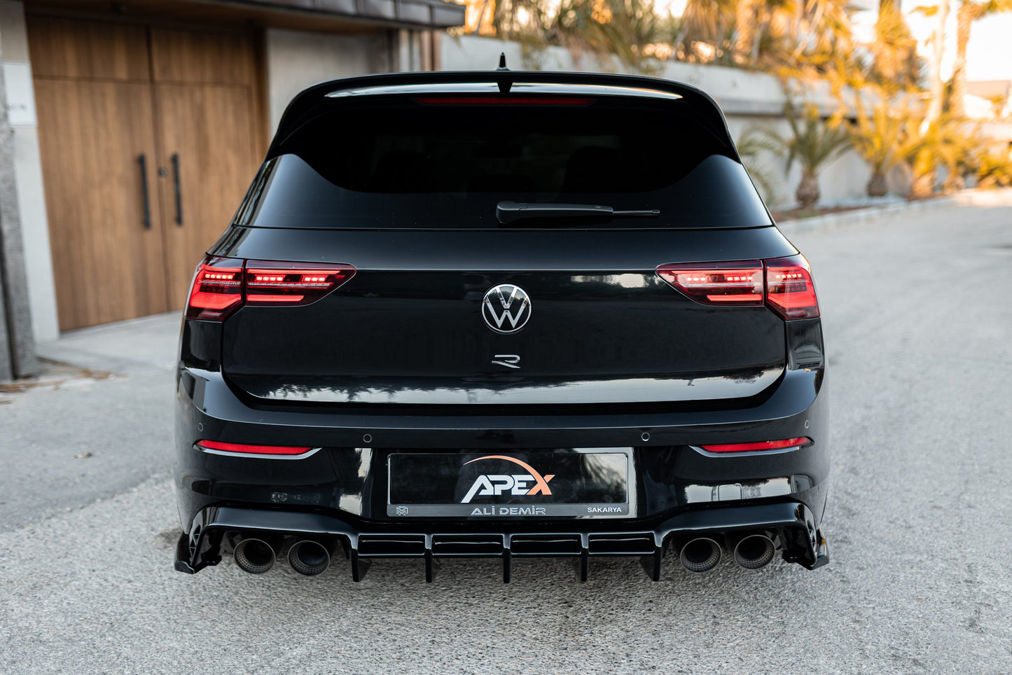 APEX - Diffusore posteriore doppia uscita per VW Golf MK8 R (2020-2024)