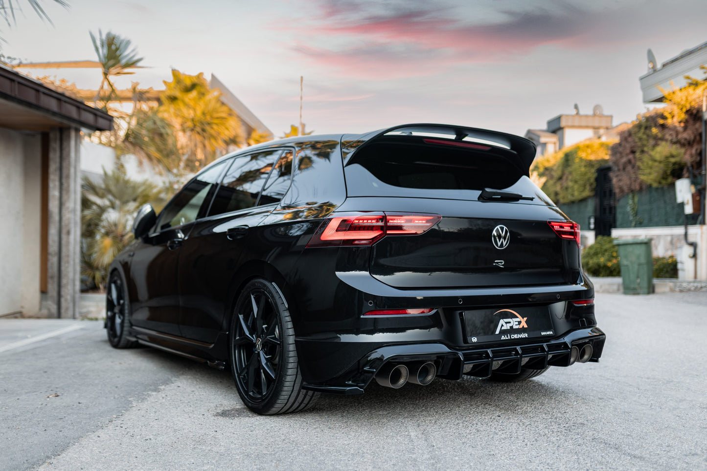 APEX - Diffusore posteriore doppia uscita per VW Golf MK8 R (2020-2024)