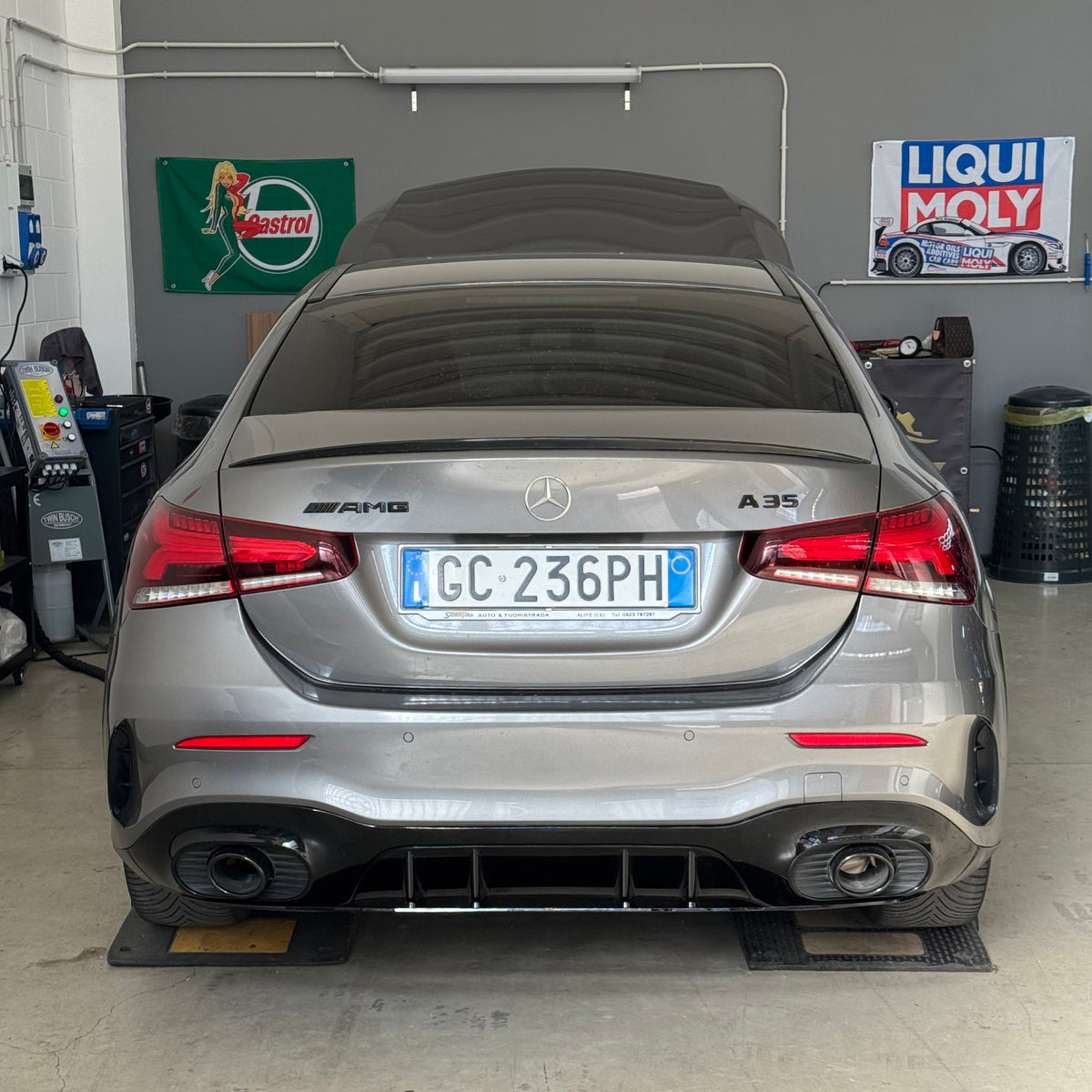 Diffusore posteriore stile A35 AMG per Mercedes Classe A W177 Sedan/Berlina (nero lucido)