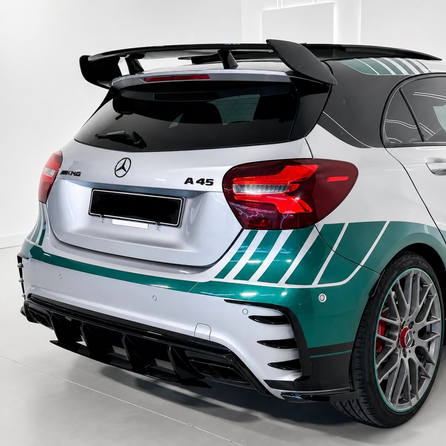 Diffusore Posteriore Stile AMG per Mercedes Classe A W176 (nero lucido)