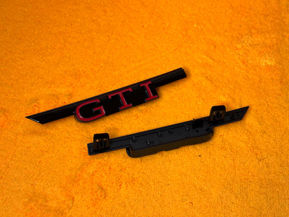 Badge Anteriore Scritta GTD GTI per VW Golf MK8 (Vari colori)