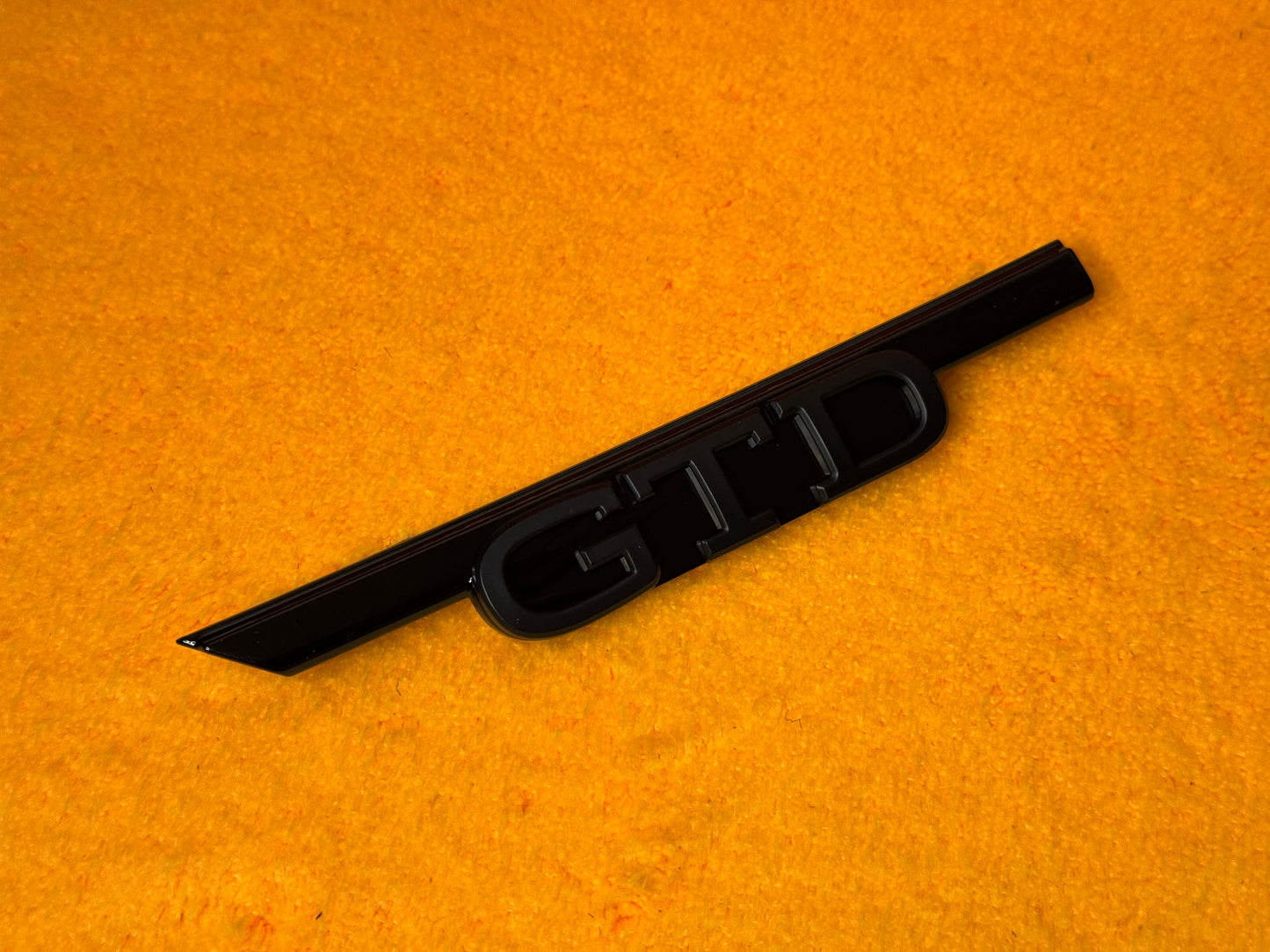 Badge Anteriore Scritta GTD GTI per VW Golf MK8 (Vari colori)